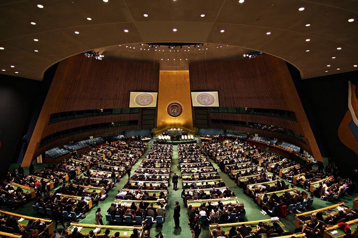 ニューヨークの国連本部にある、国連総会の議場です。イコールアースのような地図を使うよう呼びかける決議は、この国連総会で採択されました。