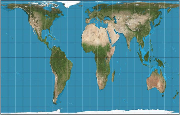 ゴール・ペータース図法で描いた世界地図で、NASAの衛星画像をもとにしています。この地図は、特に赤道に近い低緯度の国々の形がひどくゆがんで見えると批判されました。
