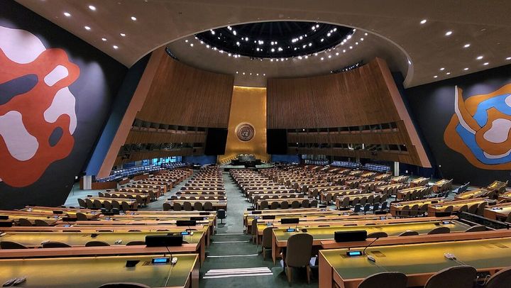 2024年2月に撮られた、ニューヨークの国連本部の総会議場です。今回の決議に、法的な拘束力はありません。