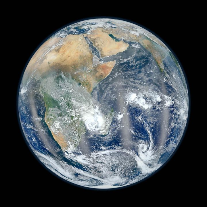 2012年1月23日に、地球を回る衛星「スオミNPP」が6回の周回で撮った画像をつなぎ合わせた、東半球の地球の姿です。決議は、平らな地図で丸い地球を表すことの限界を、教育で伝えることも呼びかけています。