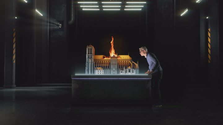 『大解剖！衝撃の瞬間２』で燃えるノートルダム大聖堂の模型を見つめる専門家