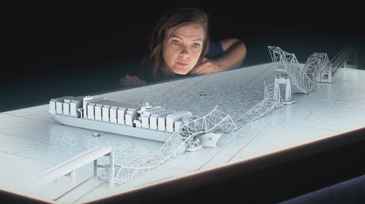 『大解剖！衝撃の瞬間２』で崩落した橋と船の3Dモデルをのぞき込む専門家