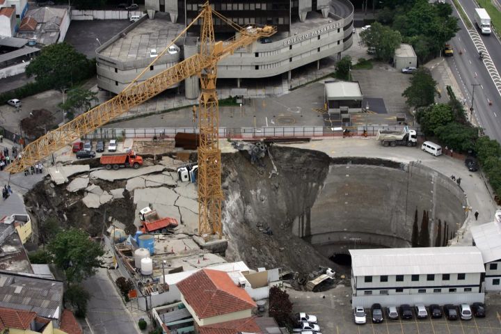 『崩壊！なんでそうなるの？２』でとりあげる、地面が大きく陥没した建設現場