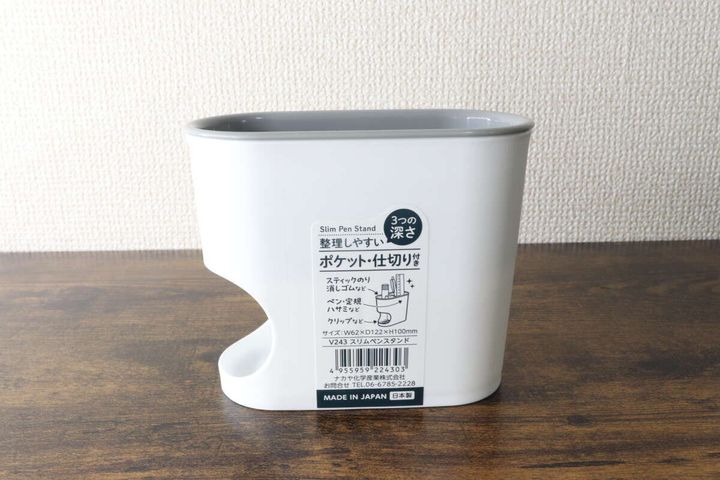 商品タグが貼られたセリアのスリムペンスタンドの全体像