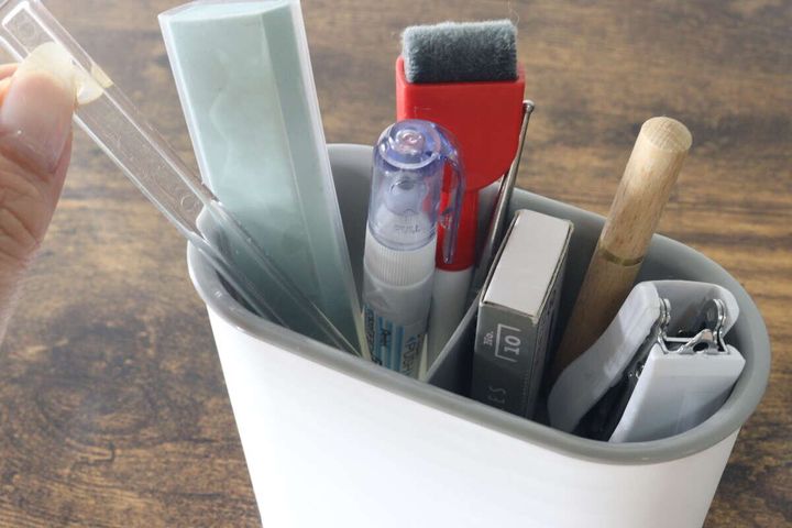 ペンや定規などの文房具を立てて収納している様子