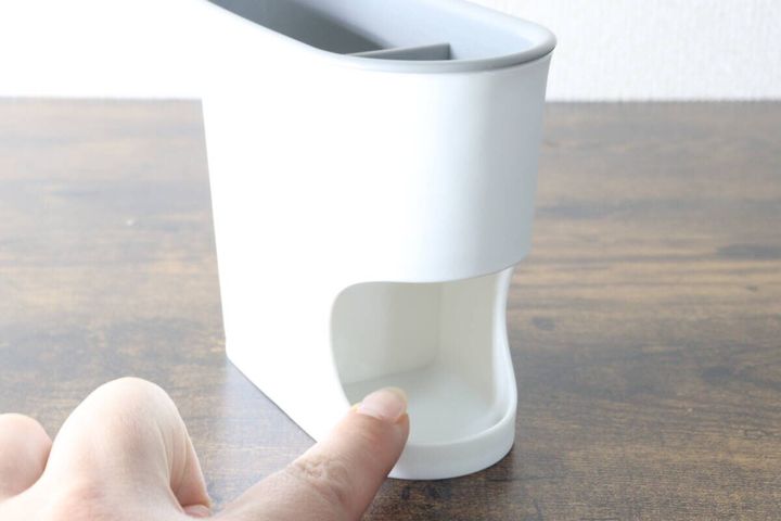 下部のくりぬき部分を指で指し示している様子