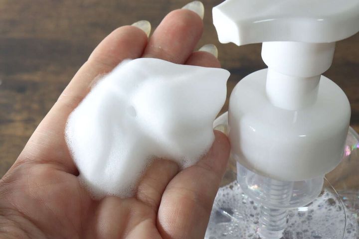 ポンプから出したきめ細やかな泡を手のひらにのせている様子