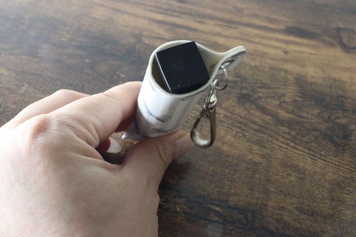 四角い形のリップをホルダーに差し込んでいる上からの様子