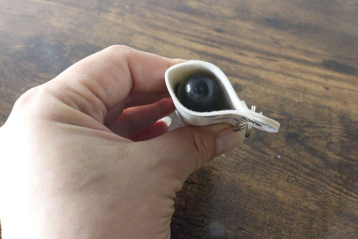 ホルダーに丸い形のリップを差し込んでいる上からの様子