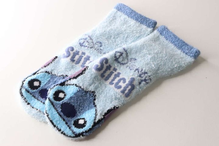 水色を基調としたスティッチのお顔がデザインされたふわふわのルームソックス