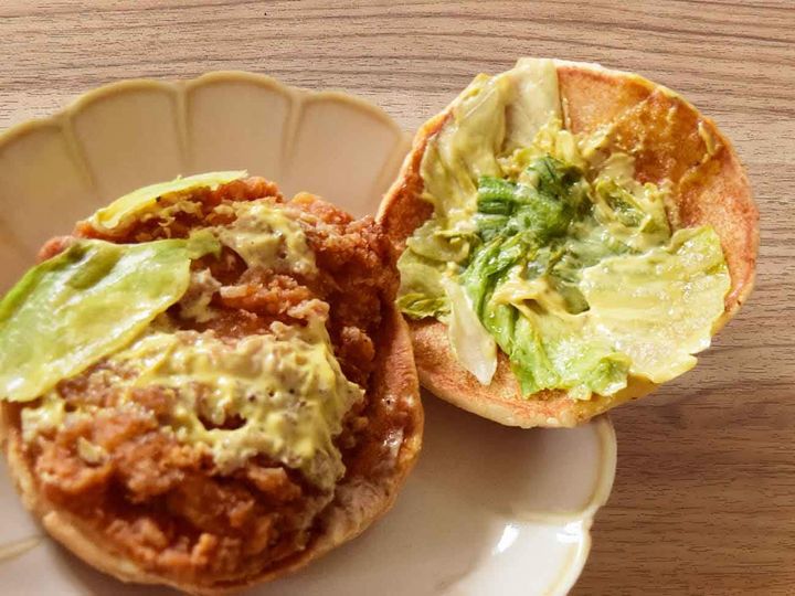 黄色みがかったタルタルソースが印象的