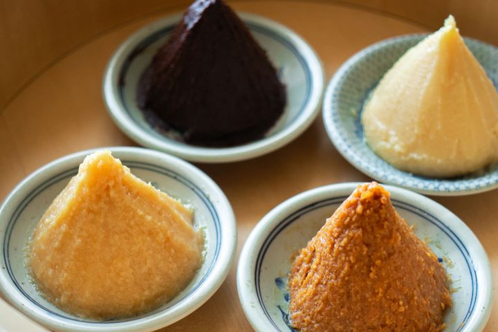 複数の味噌をひとつの容器に並べて保存する「味噌パレット」