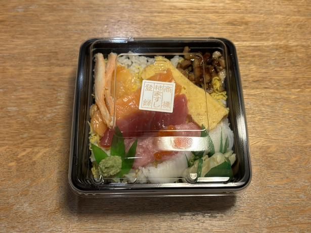 「柿家すし」のサプライズバッグに入っていた「おまかせ海鮮丼」(取材時は700円)