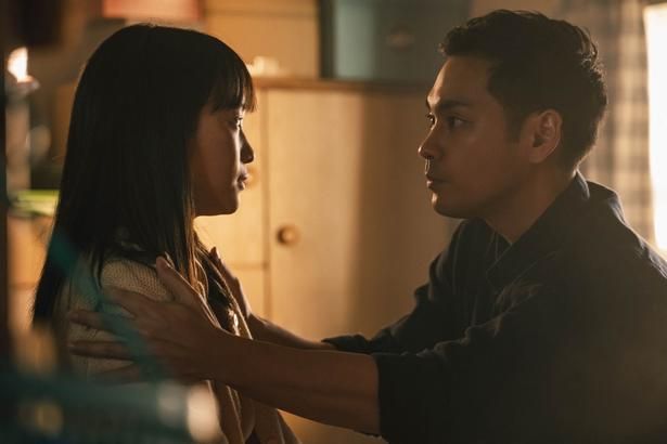 【写真を見る】竜二(柳楽優弥)が愛する女性まり子役に川栄李奈 [c]2026「RYUJI」製作委員会