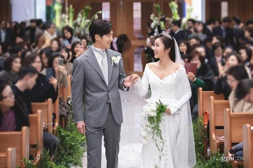 イ・ワン（左）とイ・ボミの結婚式