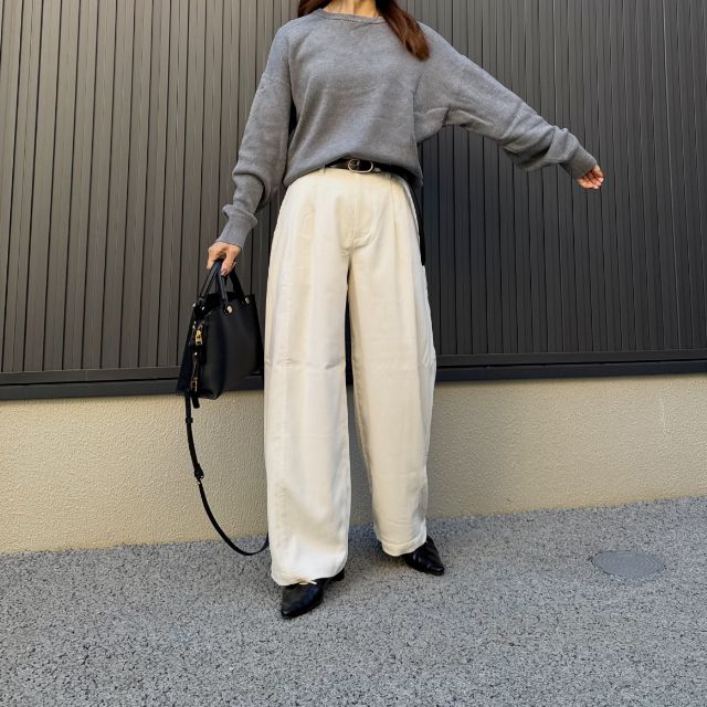 コーデュロイボリュームパンツを着用したコーデ
