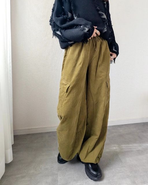 コーデュロイカーゴパンツを着たコーデ