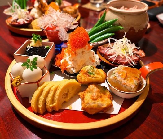 東京・六本木に大正ロマンの情緒をまとう浪漫酒場「紅富士 六本木」がオープン！プレオープン期間はフードメニューを50%オフで提供