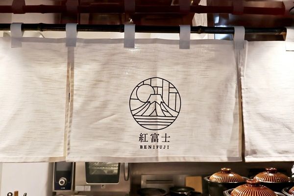 東京・六本木に大正ロマンの情緒をまとう浪漫酒場「紅富士 六本木」がオープン！プレオープン期間はフードメニューを50%オフで提供