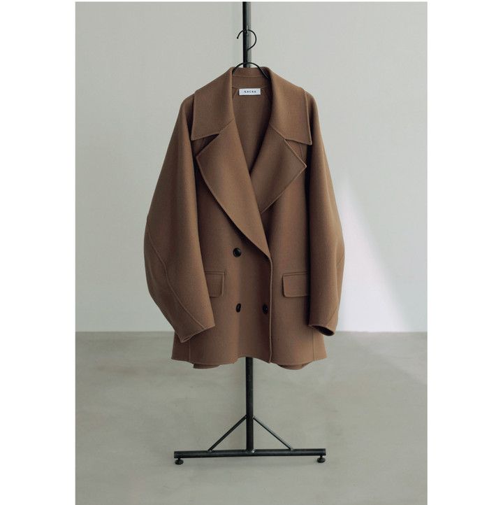 コート￥132000／インターリブ（サクラ）