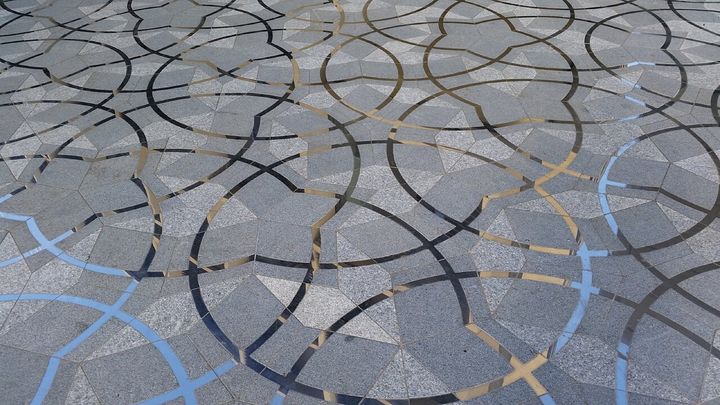 オックスフォード大学の数学研究所の入り口の外に敷かれた、ペンローズタイルの床です。2023年7月には、この数学研究所で、帽子タイルの発見を祝う催し「ハットフェスト」が開かれる予定でした。