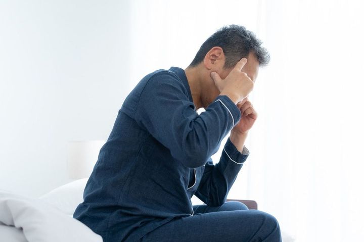 身体の不調を感じる男性