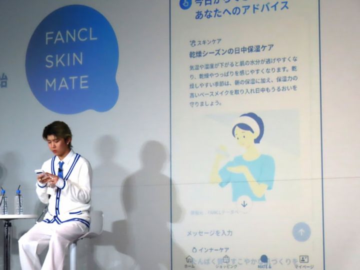 自信の悩みのアドバイスにうなずく若井さん