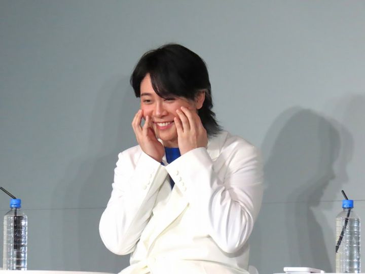 「ぷくぷく赤ちゃん肌」って何なんですか（笑）。と若井さんから言われて顔を赤くする大森さん
