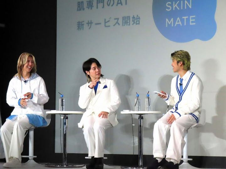 AIの回答を見て盛り上がる3人