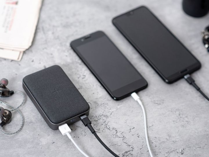 山崎実業のインテリアシリーズ「tower」から登場している「充電ステーション タワー」が、ごちゃつきがちな充電まわりをすっきり片付けられると好評です。電源タップごと収納できるボックス型の充電ステーションを紹介します。