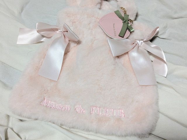 ダブルリボンが付いたピンクのフェイクファーミニバッグ