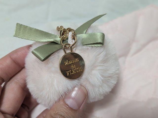 ふわふわファーの桃チャームのアップ
