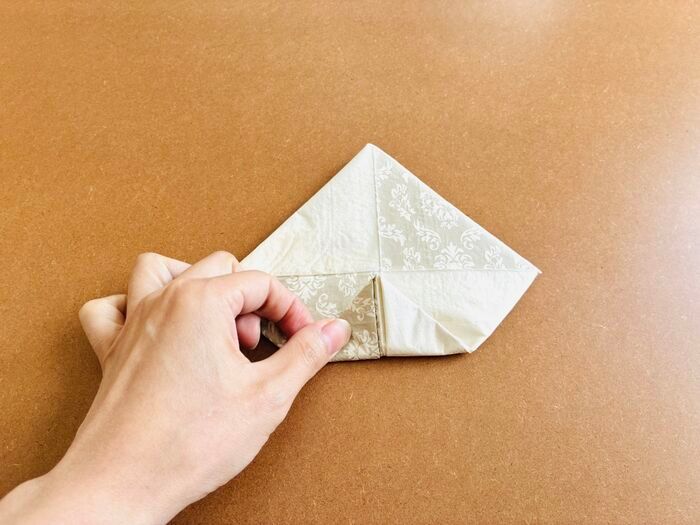 余った『ペーパーナプキン』のあまりにも素敵な使い道みつけた。パタパタ折って広げるだけで〈和ごころアイテム〉に大変身♡