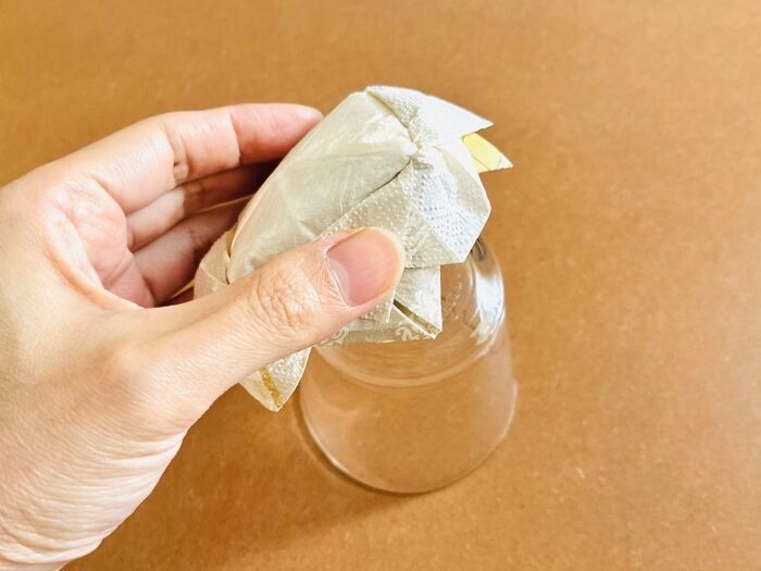 余った『ペーパーナプキン』のあまりにも素敵な使い道みつけた。パタパタ折って広げるだけで〈和ごころアイテム〉に大変身♡