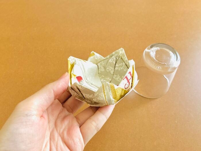 余った『ペーパーナプキン』のあまりにも素敵な使い道みつけた。パタパタ折って広げるだけで〈和ごころアイテム〉に大変身♡