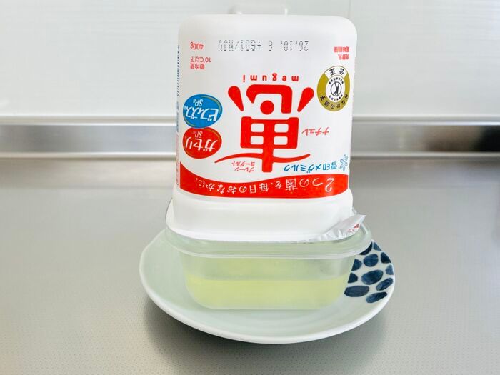 SNSで話題！ヨーグルトのパックを逆さまにするだけ？手を汚さず水切りできる方法を試してみた