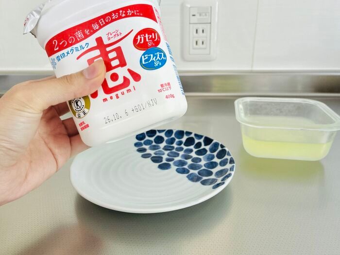 SNSで話題！ヨーグルトのパックを逆さまにするだけ？手を汚さず水切りできる方法を試してみた