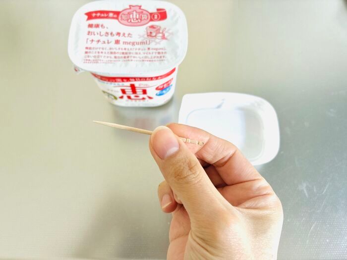 SNSで話題！ヨーグルトのパックを逆さまにするだけ？手を汚さず水切りできる方法を試してみた