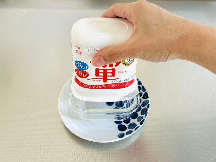 SNSで話題！ヨーグルトのパックを逆さまにするだけ？手を汚さず水切りできる方法を試してみた