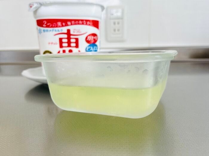 SNSで話題！ヨーグルトのパックを逆さまにするだけ？手を汚さず水切りできる方法を試してみた