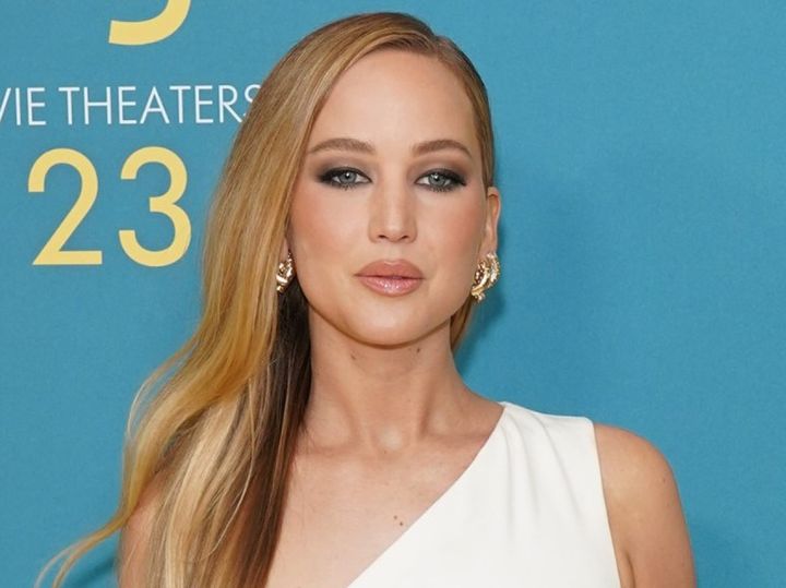 ジェニファー・ローレンスが豊胸手術を公表 フェイスリフトの計画も （C）AFLO width=