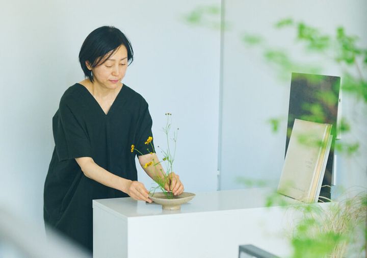 ハルシャギクを楚々と生ける康子さん。 「無農薬の農家さんは素敵な女性が多いんですよ」。対面で会えるということと、エネルギーロスの観点からもなるべく近場の農園と付き合っている。
