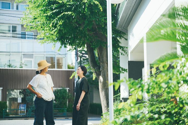 聞き手：石田紀佳さん 植物文化研究家。旧池尻中学校を活用してつくられた複合施設「HOME/WORK VILLAGE」の植栽や屋上菜園「ART FARMIKEJIRI」を運営。近著に『エコロジカルスキンケア 一人ひとりが小さな地球』（薫風堂）草木と手仕事Instagram: ＠kusaki_to_teshigoto