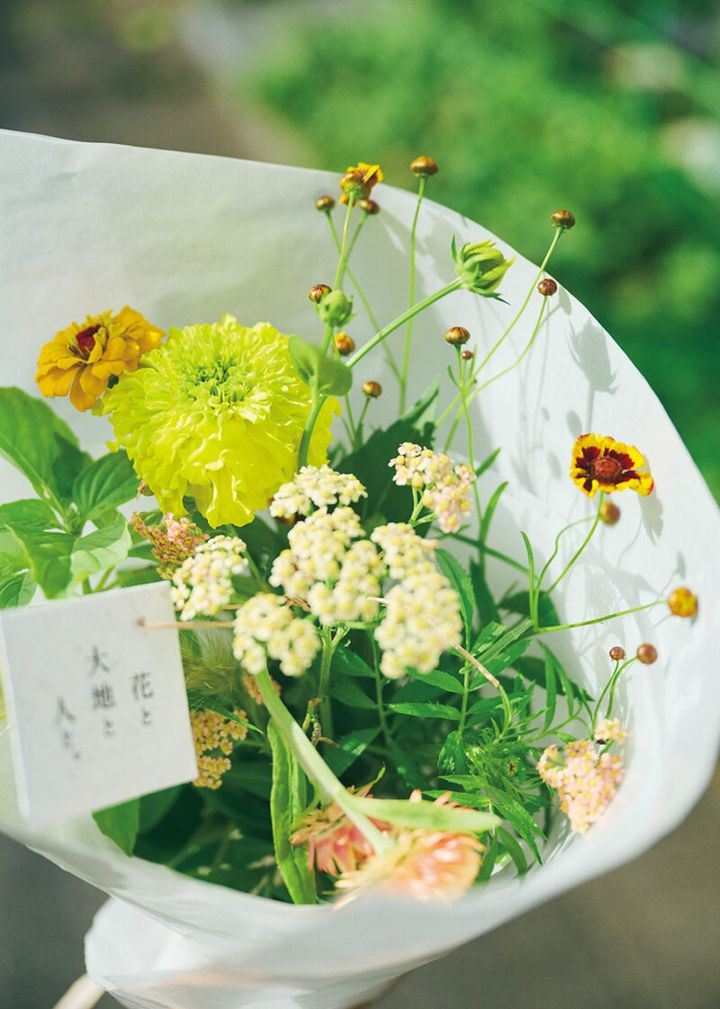 「花と大地と人と。」は無農薬栽培の花のオンライン専門店。人と大地を再生するという思いを込めて、タグはシードペイパー（タグの中には種が。土の上に置いて水をやると発芽する）にした。
