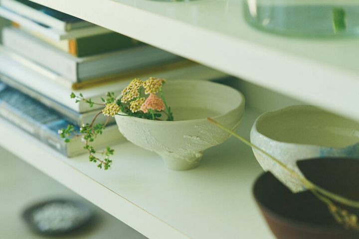 「特定の作家を……ということでもなくて、花器として使えるものを求めることが多いですね」。 作家の手仕事は康子さんの暮らしを豊かにし、ほっとさせてくれる。