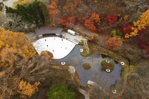 【写真】モミジやカラマツの紅葉に囲まれた、森の中のケラ池スケートリンク