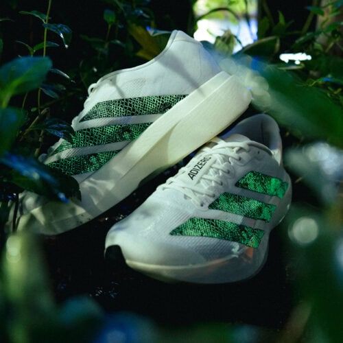 【秋の足元を制する漆黒スニーカー】暗闇で浮かび上がるスネーク柄！アトモス×アディダス「ADIZERO EVO SL」登場