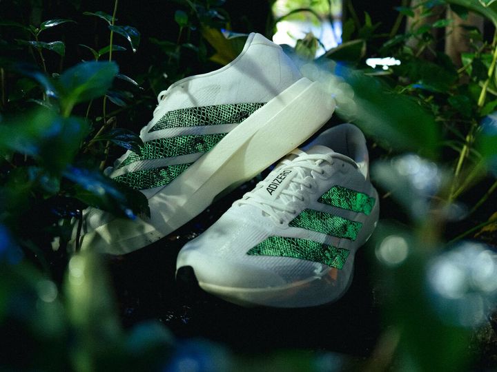 今回の別注モデルでは、アトモスとアディダスのコラボレーションを象徴する「G-SNK（Glow in the Dark-Snake）」をスリーストライプスに採用。