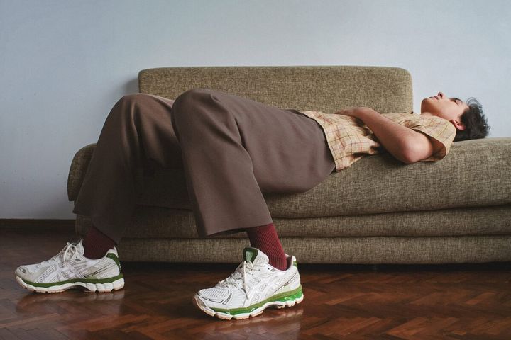 インドネシアの日常に息づく“故郷”の記憶を、一足のスニーカーに。ASICS SportStyle（アシックス スポーツスタイル）とatmos Indonesia（アトモス インドネシア）による初のコラボレーションモデル「GEL-KAYANO 12.1 “ARCHIPELAGO”」が、10月15日（木）に発売される。