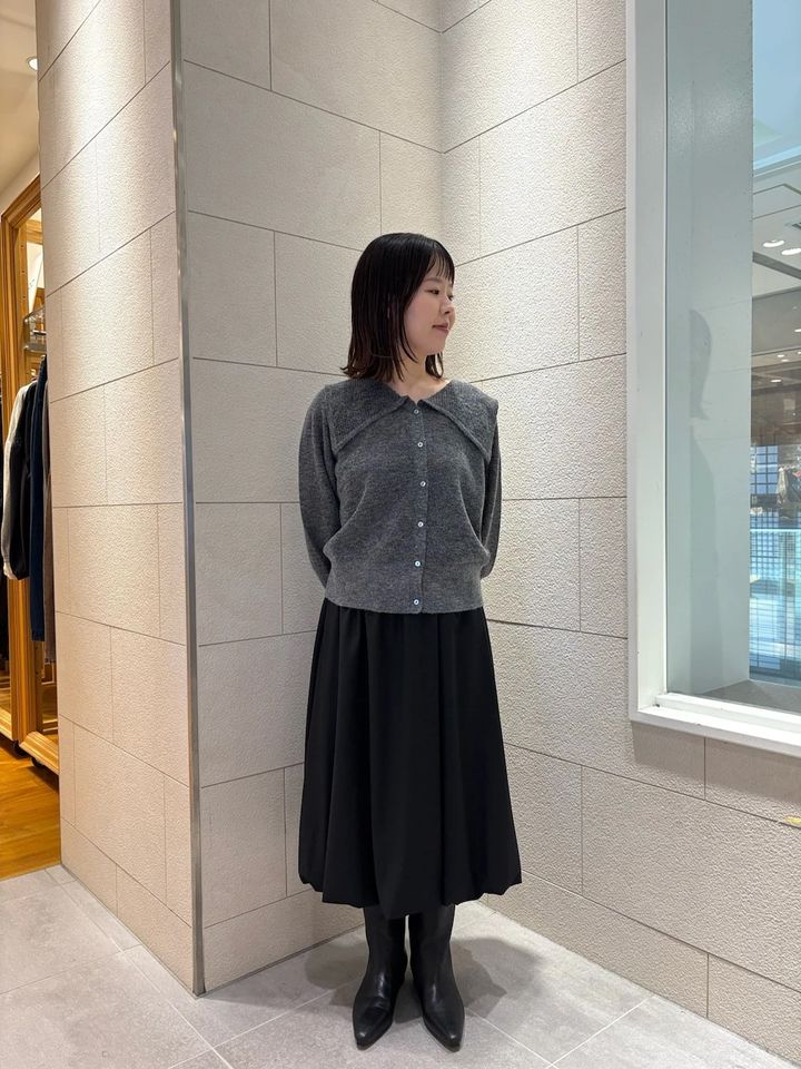 今年らしさ満点のロングブーツは、バルーンスカートと合わせて 出典：WEAR